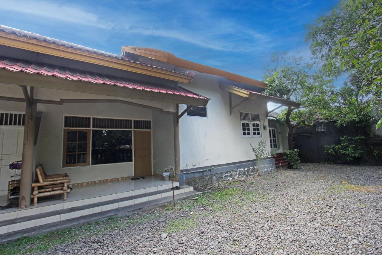 Spot On 92973 Madani Syariah Guesthouse Praya Exterior photo